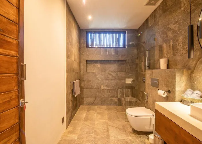 Modern 3br Enclosed Living Near Revolver *